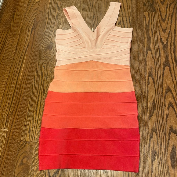 LIKE NEW, bebe, Stretch, ribbed mini. Back zip, top clasp, V neck front & back - Picture 1 of 3